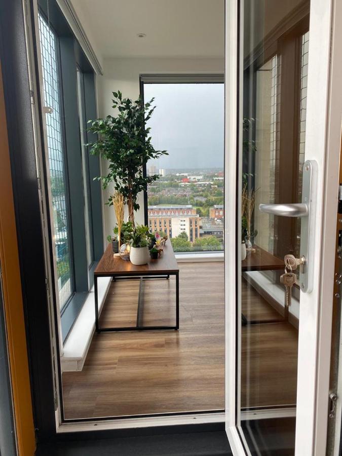 Luxury 2 Bedroom En-Suite Apartment Balcony Views Manchester Kültér fotó